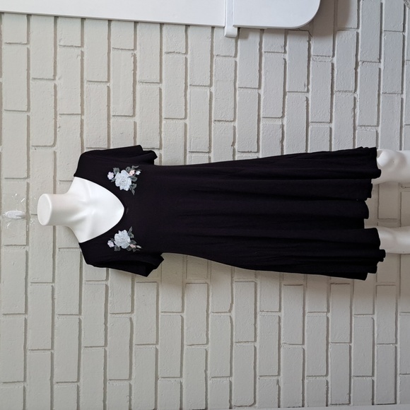 Alya Dresses & Skirts - Alya Black W/ Floral Flowy Short Sleeve Dress. Size Medium